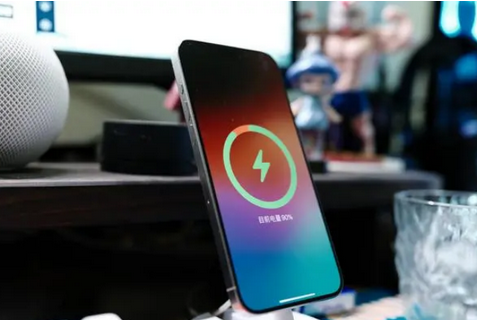 桦南苹果15换屏服务分享用什么充电器给iPhone15充电更好 